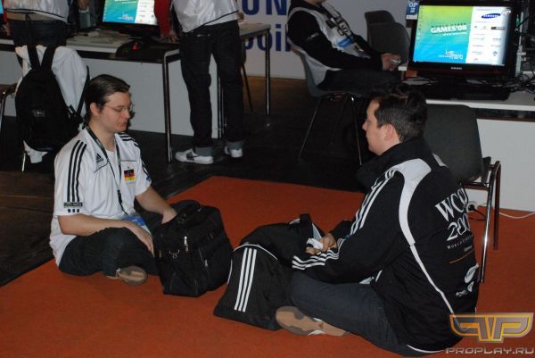 Игрок в virtua fighter 5 медетирует вместе с учителем Игрок в virtua fighter 5 медетирует вместе с учителем