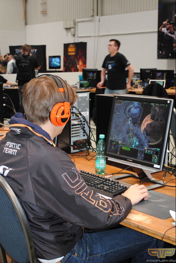 Dsn оказывается играет в SC2 Dsn оказывается играет в SC2