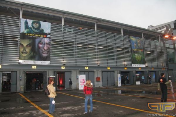 В каждом ангаре показывают свое... В каждом ангаре показывают свое...