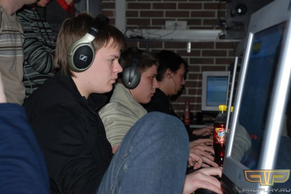 Игровой натюрморт: ноги, пальзцы, бутылки, лица Игровой натюрморт: ноги, пальзцы, бутылки, лица