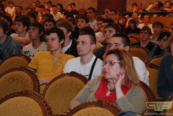 Многое бы отдали, чтобы узнать, о чем эта дама, смотря на эти разборки террористов и контров. Многое бы отдали, чтобы узнать, о чем эта дама, смотря на эти разборки террористов и контров.